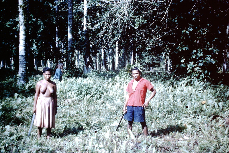 1961 April - Mattias and brushing women, Somata.JPG