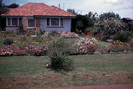 1-11 huis met bloementuin